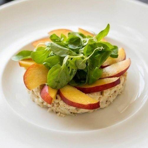 Tartare con pesca e rucola